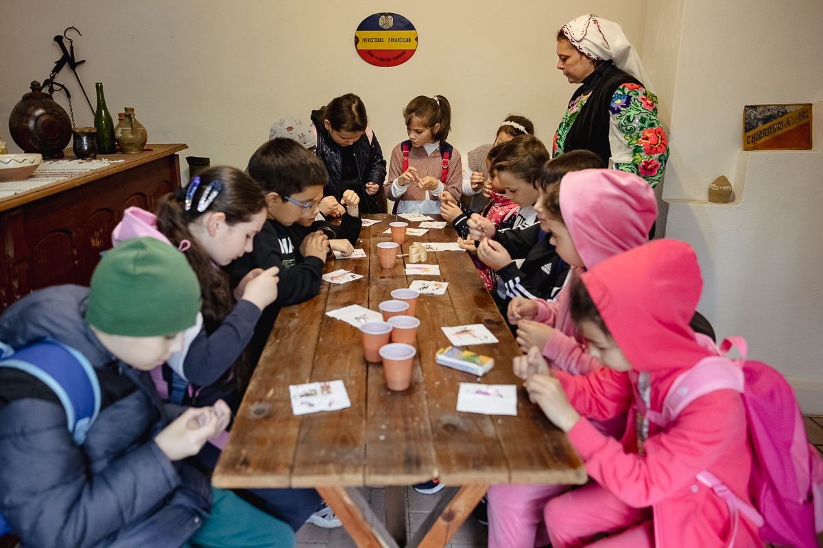 De Paști, la Muzeul Satului Vrâncean, sute de copii au lăsat smartphone-ul și au pus mâna pe chișiță, să încondeieze ouă. „Unii chiar au îndemânare, au ieșit lucruri faine”