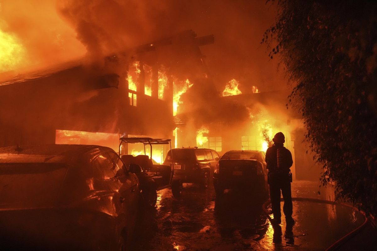 Incendiu de proporții în Malibu. Dick Van Dyke şi Cher, printre miile de persoane evacuate din calea flăcărilor | VIDEO 