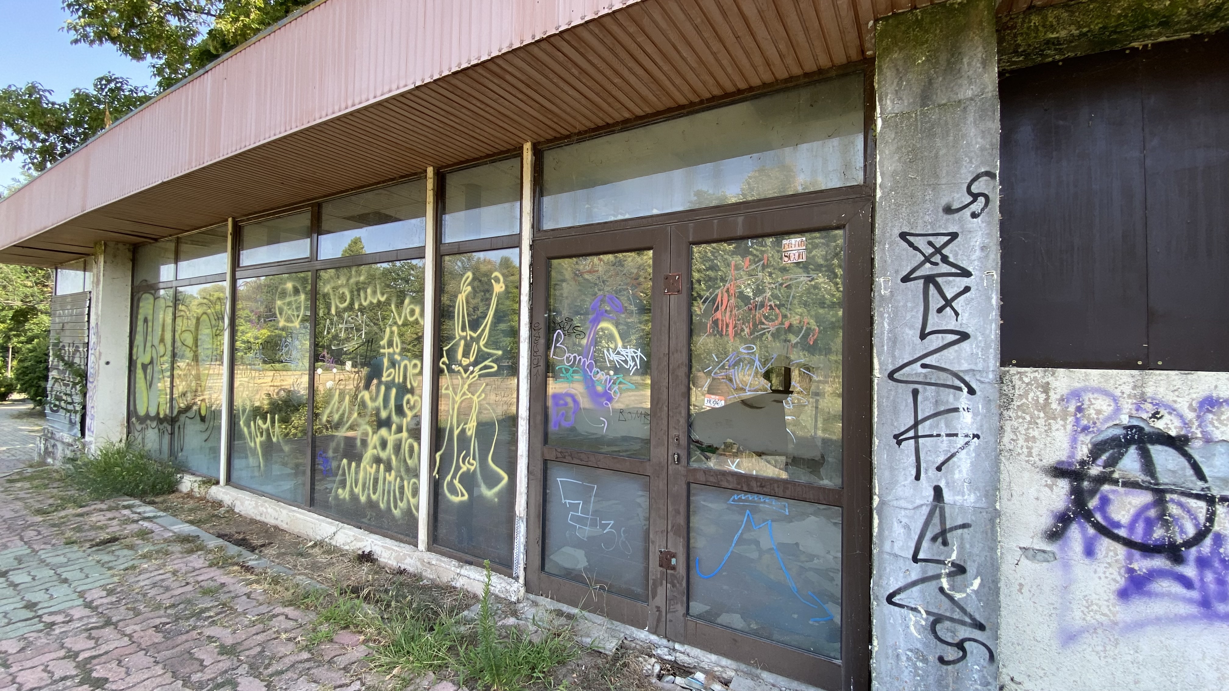 FOTO. Herăstrău, cel mai mare parc al Bucureștiului, arată mai rău ca niciodată. Trandafirii și zonele cu flori sunt istorie, clădirile pentru expoziții au fost vandalizate