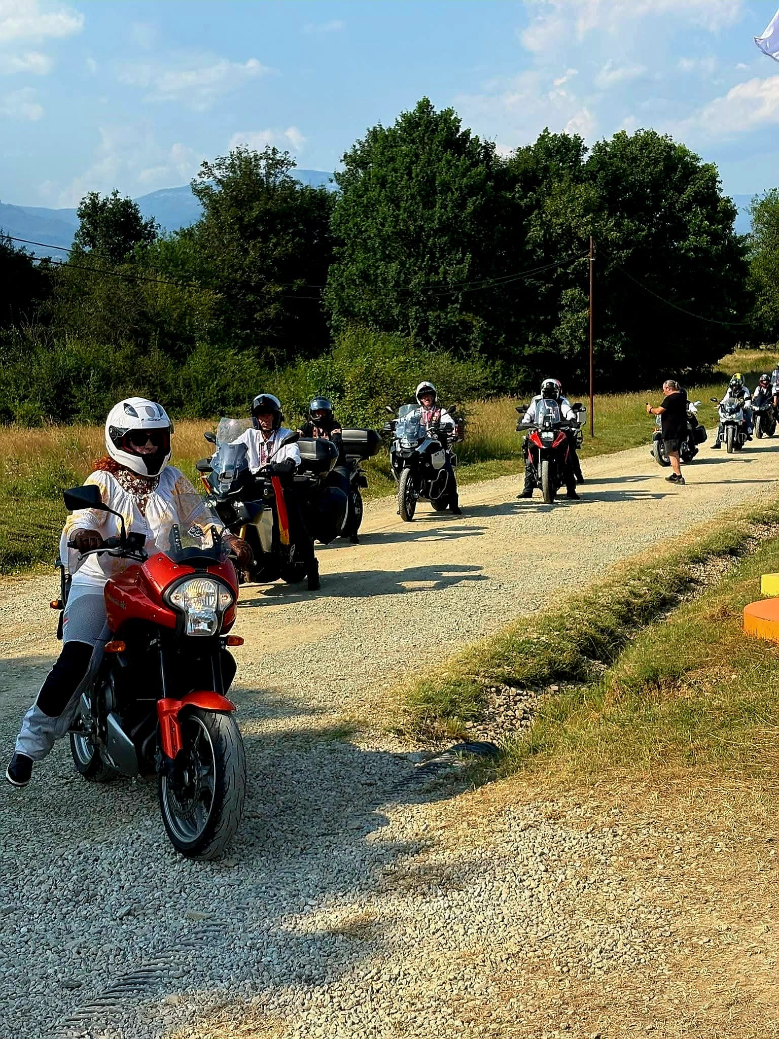 Acasă la Brâncuși. De la Artă la genialitate: motocicliști în ie, drone desenând Măiastra, ikebana cu imortele și Turneul Stradivarius