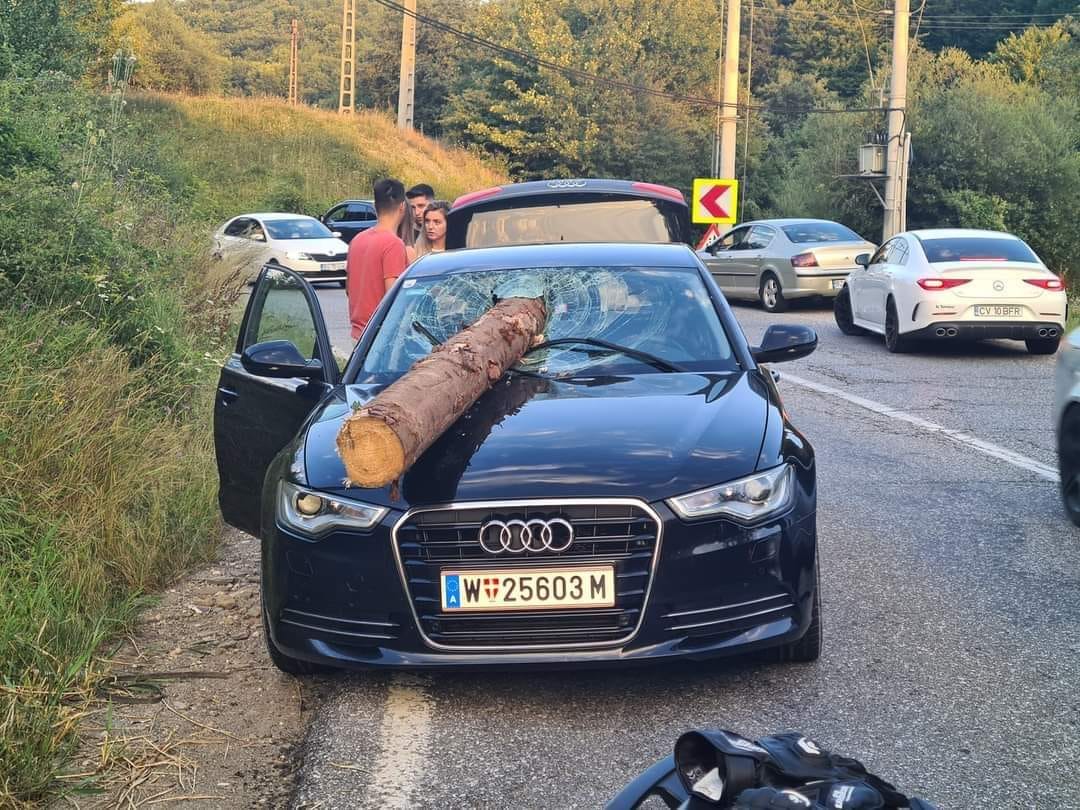 Un buștean a zburat dintr-un camion cu lemne și a trecut prin parbrizul unei mașini, pe DN 10, la Teliu, în Brașov