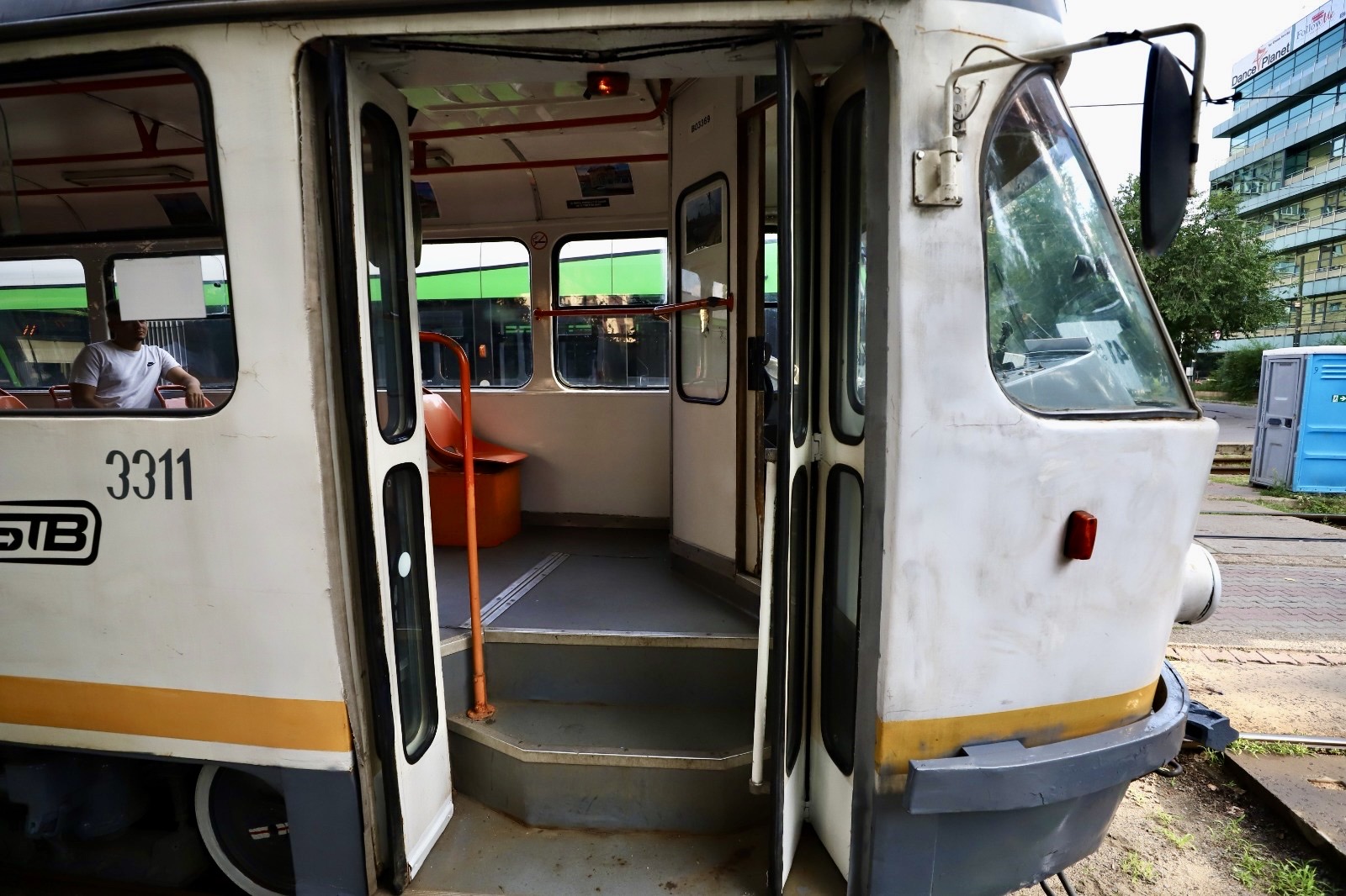 Am mers cu tramvaiul Tatra în drumul spre depou. După 53 de ani, garniturile își iau rămas-bun de la București