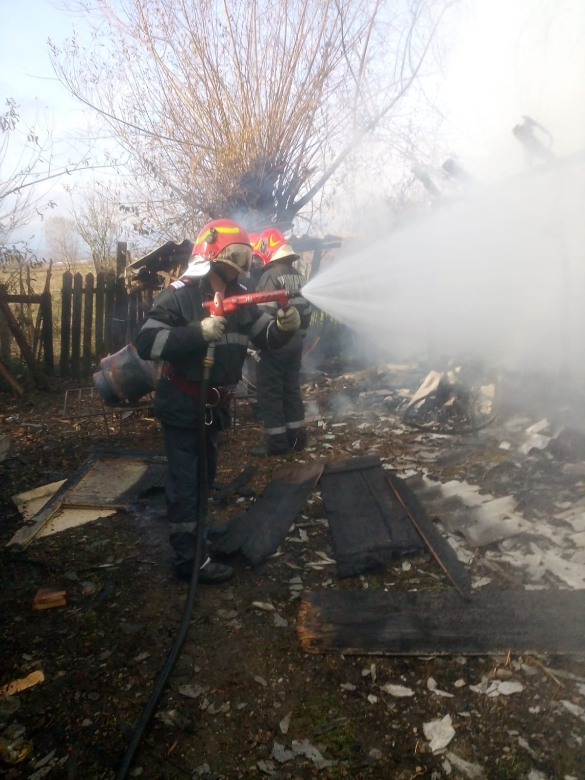 REPORTAJ/ Povestea impresionantă a pompierului-înger care întoarce oamenii din morți. S-a dus înapoi în foc și cenușă ca să salveze hainele de înmormântare ale unui bătrân