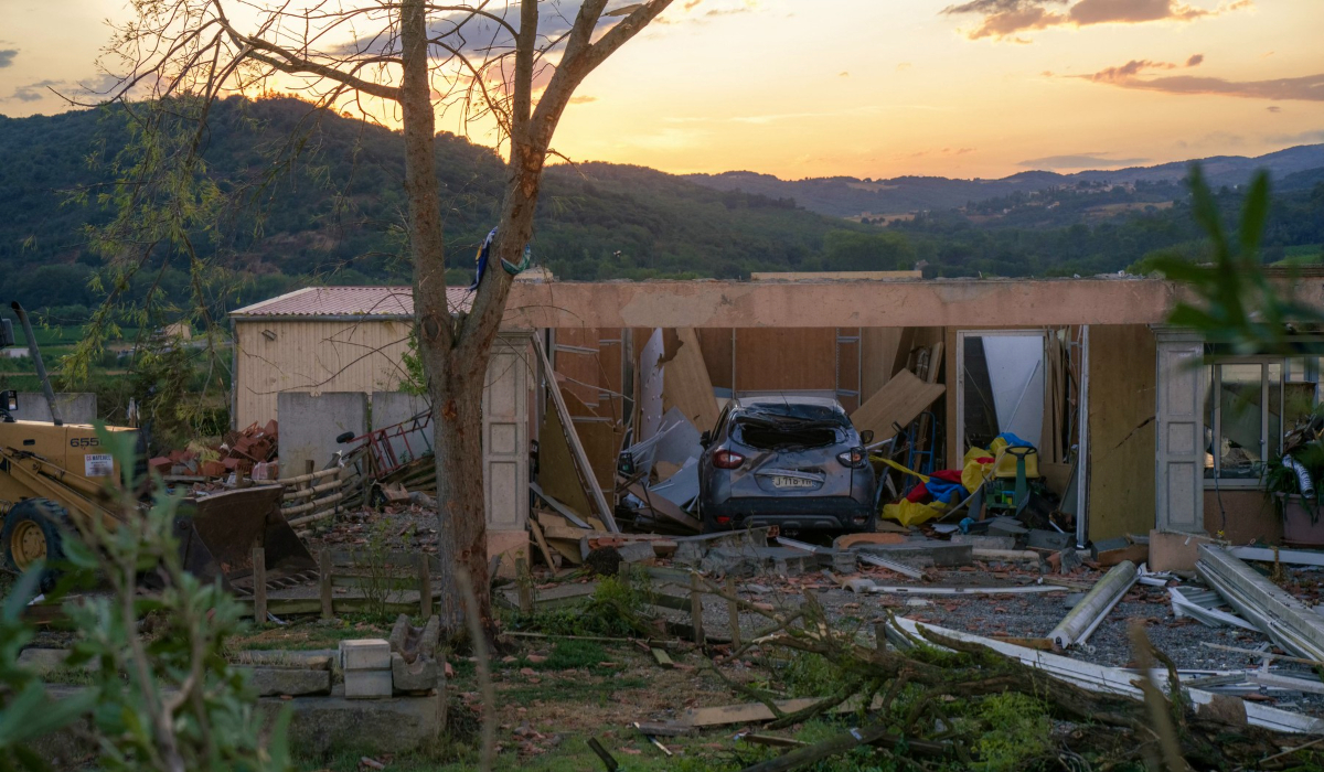Momentul în care o tornadă distruge un sat din Franța: 41 de răniți, peste 300 de case afectate și haos pe drumuri