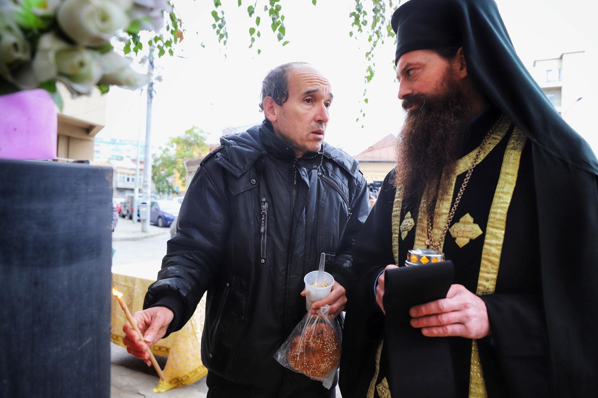 Flori și lacrimi la altarul Colectiv. Oamenii au adus un omagiu pentru cele 64 de victime