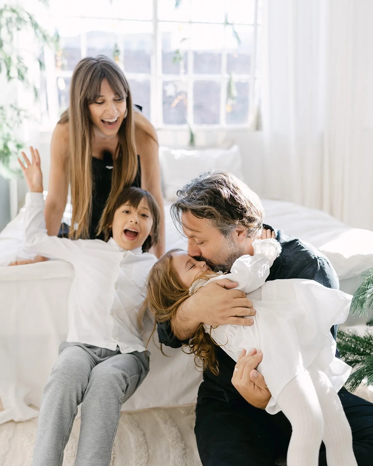 Dana Rogoz a dormit cu familia în rulotă, în fața grădiniței fiicei sale: „Nu ne plictisim”. Următoarea noapte a petrecut-o în fața școlii băiatului ei
