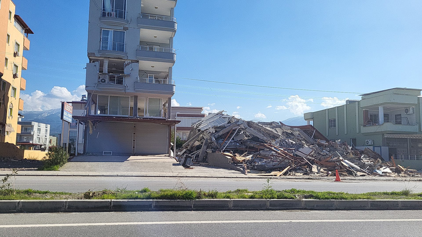 CORESPONDENȚĂ DIN TURCIA. Imaginile unei țări copleșite. Pompierii sting încă incendiul izbucnit acum 4 zile în portul Iskenderun