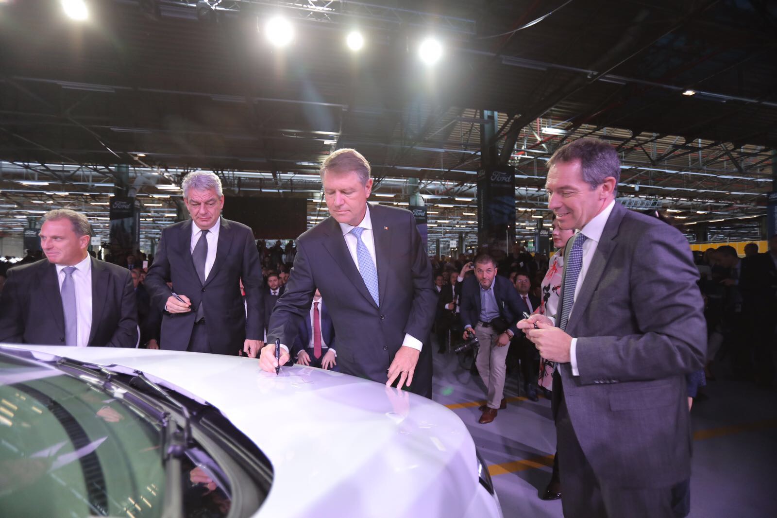 Klaus Iohannis a testat noul Ford EcoSport, cu Simone Tempestini, campionul României la raliu. Președintele, la un pas de a lovi o bordură | FOTO ȘI VIDEO