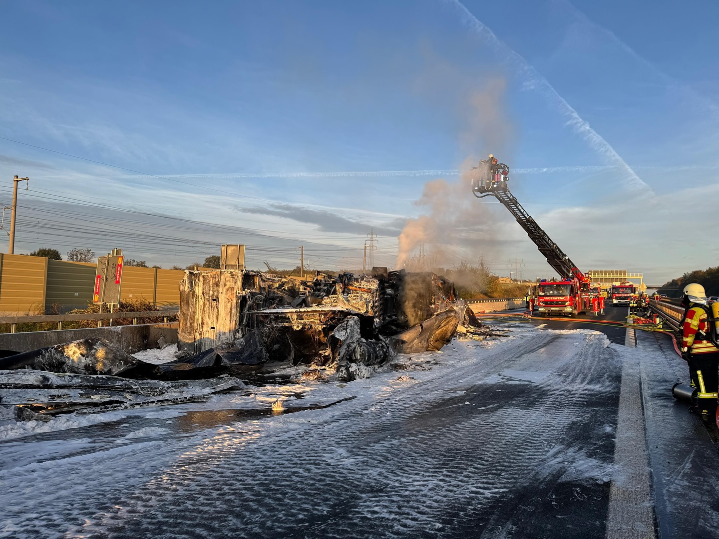 Șofer de TIR scos din cabina cuprinsă de flăcări și salvat de la moarte de doi tineri, în Germania: „Nu poți să-l lași acolo și să-l vezi cum arde”