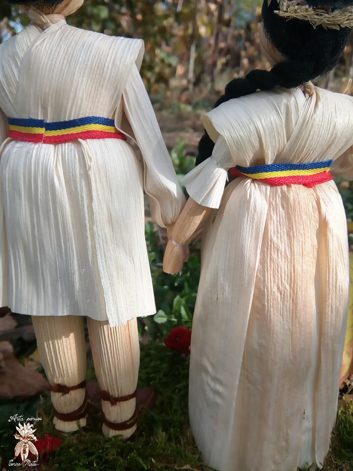 O artistă din Vâlcea transformă foile de porumb în obiecte de artă. Pasiune inspirată de bunici