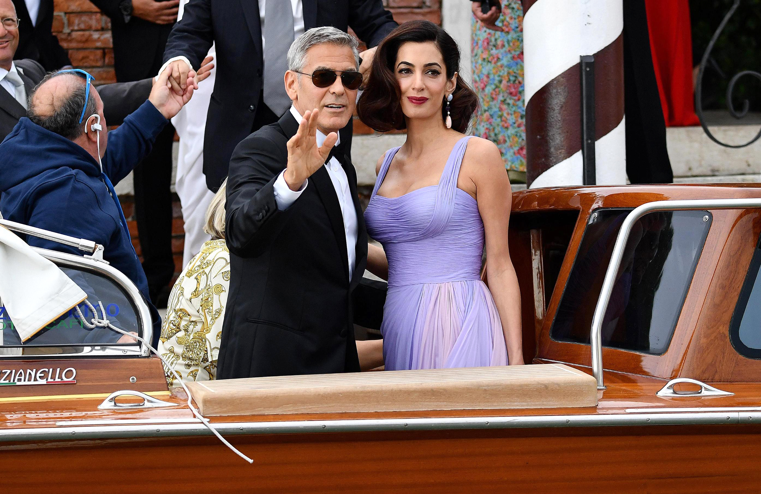 FOTO| George și Amal Clooney, prima apariție publică după venirea pe lume a gemenilor