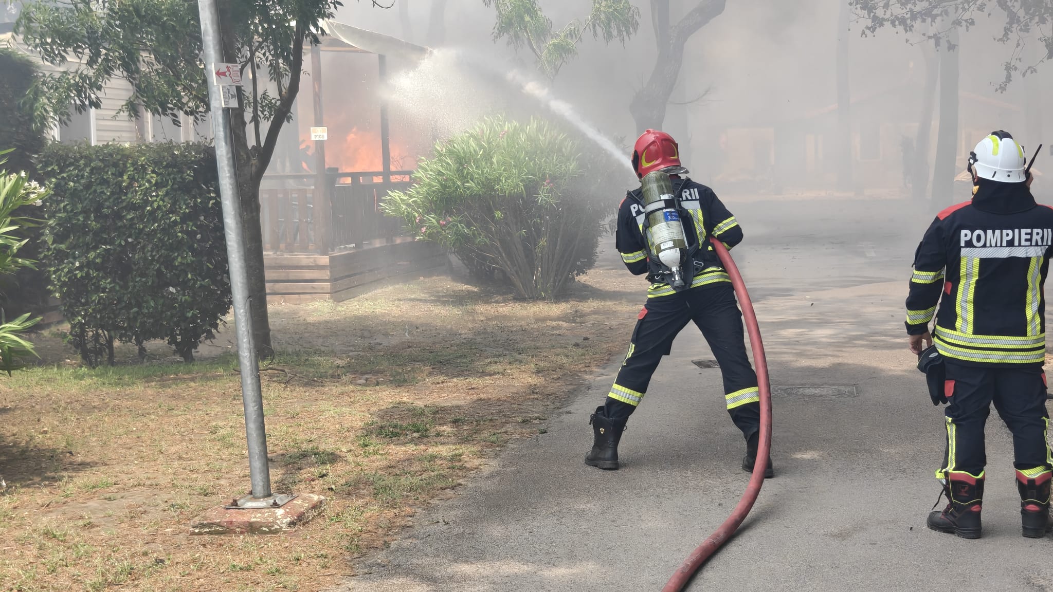 Pompieri români, la datorie în Franța pentru stingerea unui incendiu de vegetație care a afectat un camping. Peste 150 de butelii GPL, evacuate