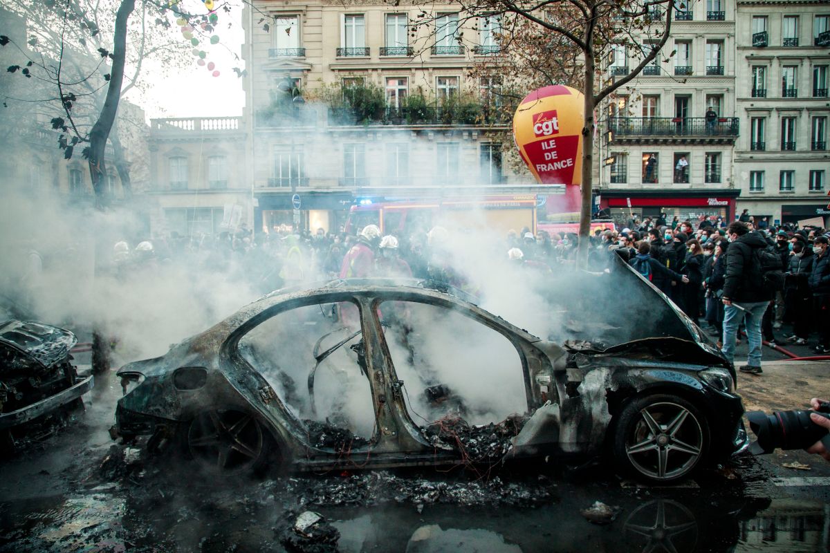VIDEO | Ciocniri violente la Paris, între forțele de ordine și oamenii care protestează față de brutalitatea poliției