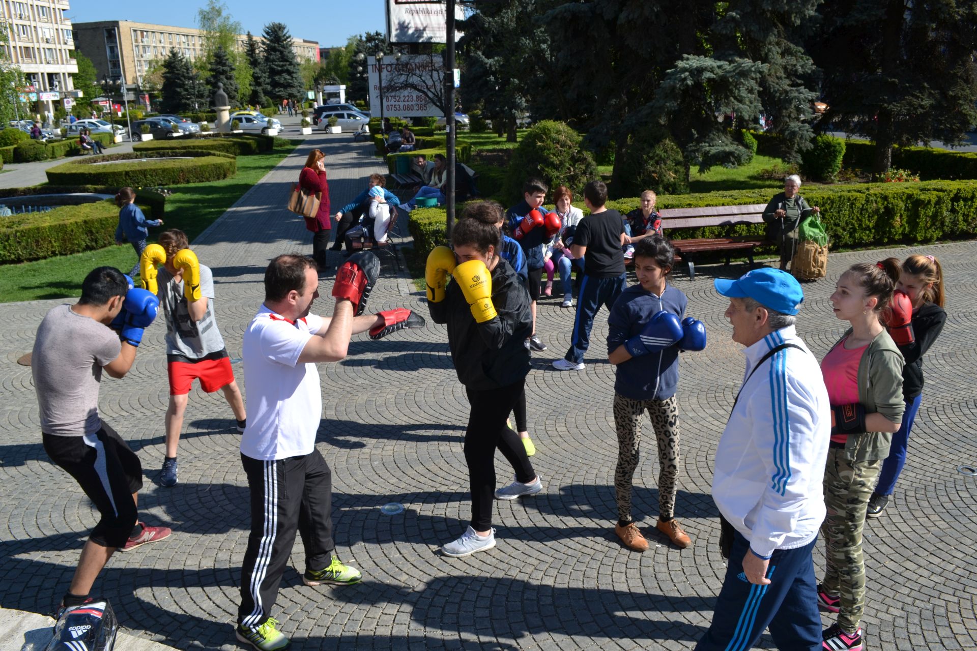 Activitatea sportivă de la CSM Ploieşti, în blocaj total! Sportivii ploieșteni se antrenează în fața Primăriei! FOTO