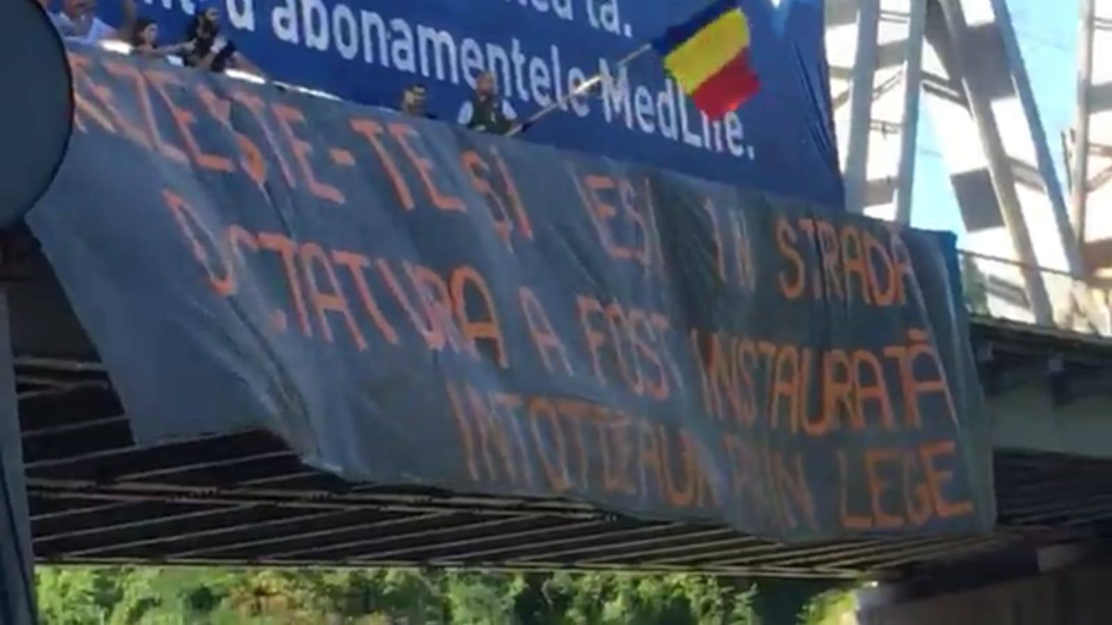 FOTO / Acţiuni împotriva OUG privind amnistia şi graţierea, în Capitală. Banner pe podul de la Fântâna Morița și incidente în Piața Victoriei