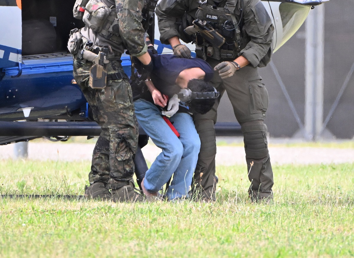 Căști, ochelari care obturează vederea, o mănușă albă pe mâna stângă, așa a fost dus la tribunal teroristul ISIS care a ucis trei oameni în Germania