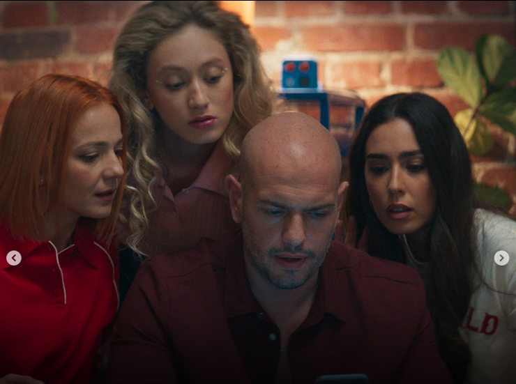 O comedie românească pune sub lupă relațiile moderne și datingul din 2025. Matei Dima: „N-ar trebui să cedăm presiunii sociale din jur. N-ai copii? E OK. Ai copii? E OK”