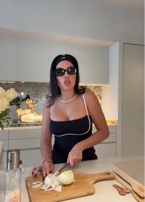 Georgina Rodriguez, virală pe Instagram cu rețeta ei de omletă spaniolă. Clipul în care iubita lui Cristiano Ronaldo gătește are peste 71 de milioane de vizualizări