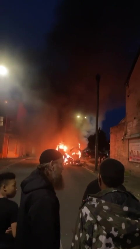 Revoltă în Leeds, după ce autoritățile britanice au încercat să preia copiii unei familii de români. „Răstoarnă mașina! Să vină mascații de la București!”. Precizările MAE