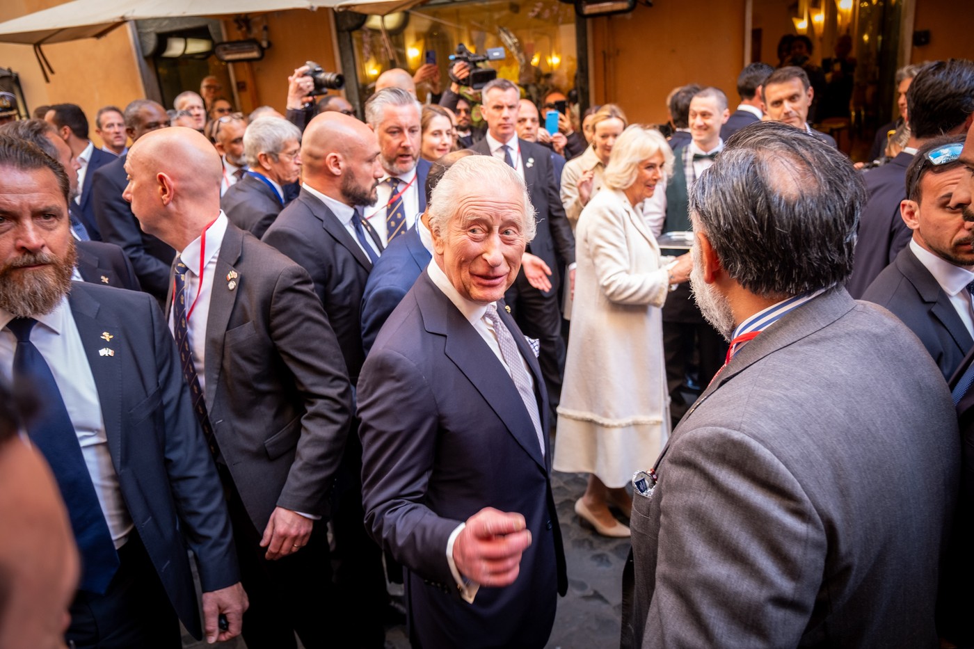 Misterul valizei negre. Ce poartă în servietă bodyguardul regelui Charles și de ce stă mereu la doar câțiva pași de monarh