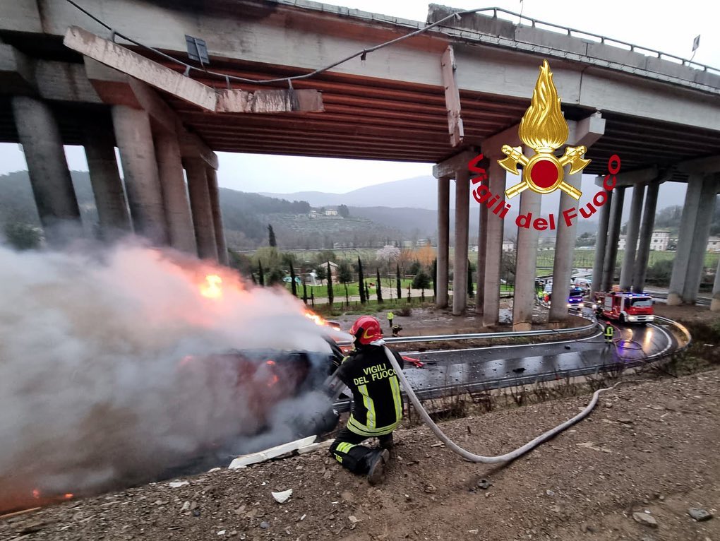 Momentul în care un camion explodează, când cade de pe un viaduct, a fost filmat. Șoferul a murit, pe o autostradă din Italia