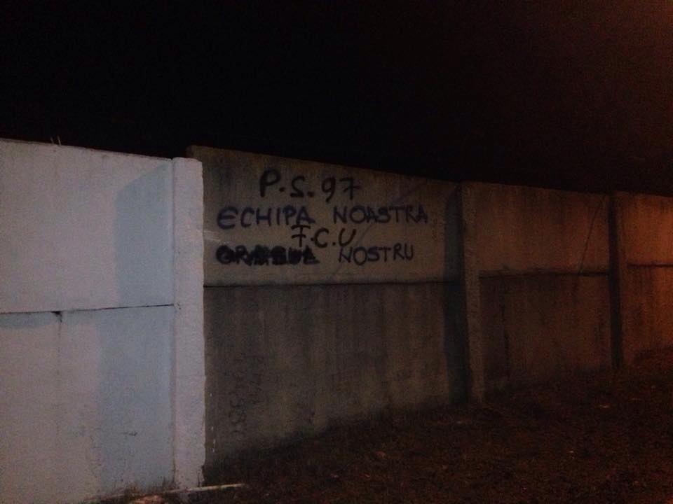 Suporterii "defunctei" FC U au vandalizat stadionul ”Extensiv”! / FOTO