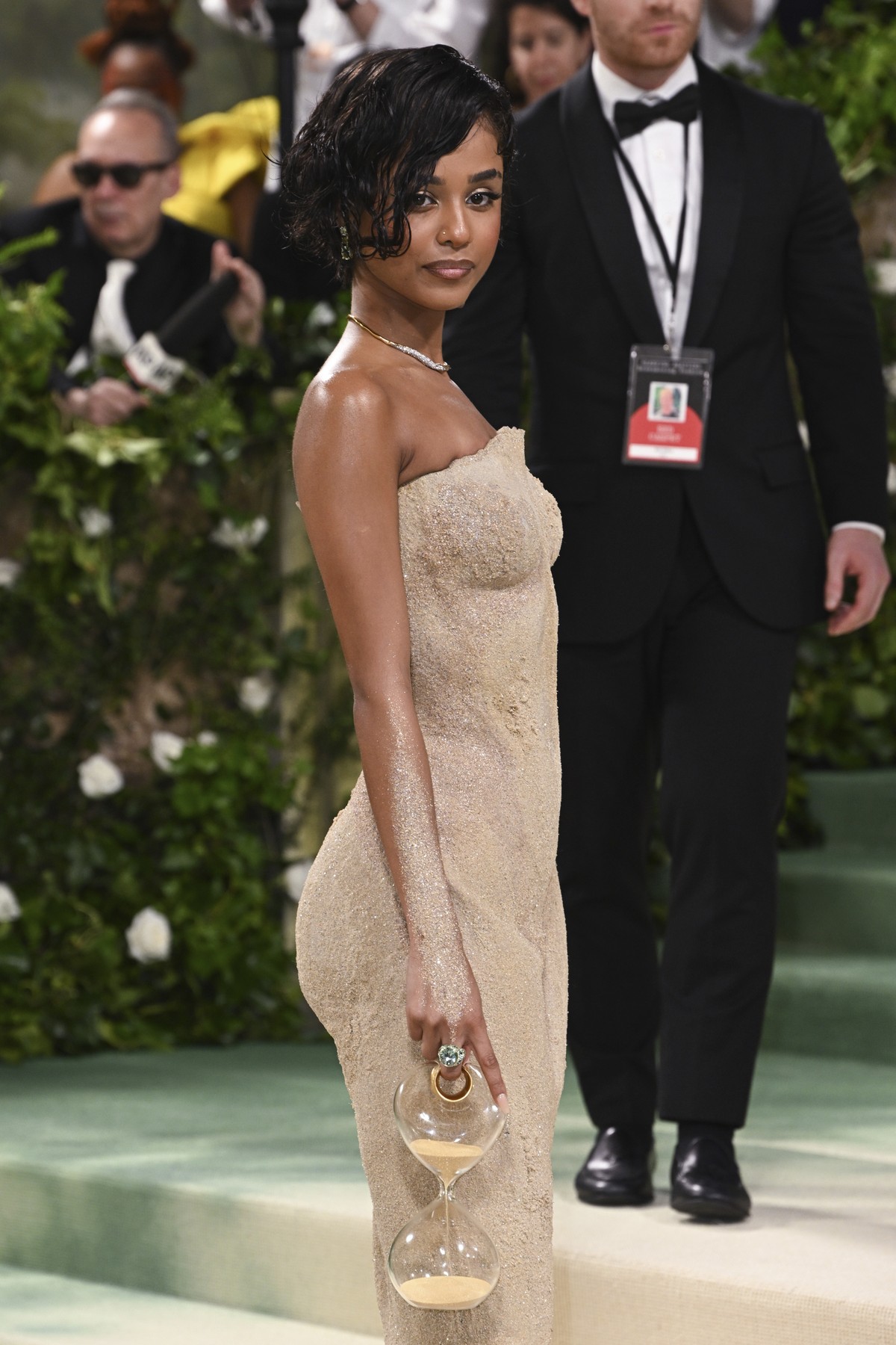 Rochia acoperită în totalitate de nisip purtată de Tyla la Met Gala 2024. Ținuta a împiedicat-o să meargă, iar cinci bărbați au purtat-o pe brațe