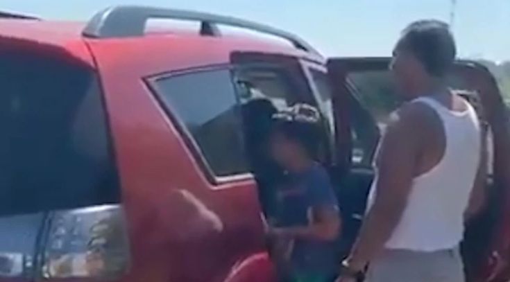 O familie și-a uitat copilul într-un magazin. Poliția a urmărit mașina 15 kilometri ca să-l poată înapoia părinților | FOTO