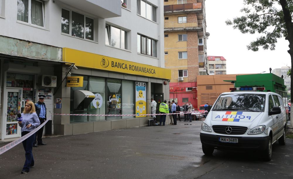 UPDATE. Jaf armat la o bancă din Sectorul 4 al Capitalei. Al doilea atac în aceeași săptămână / FOTO