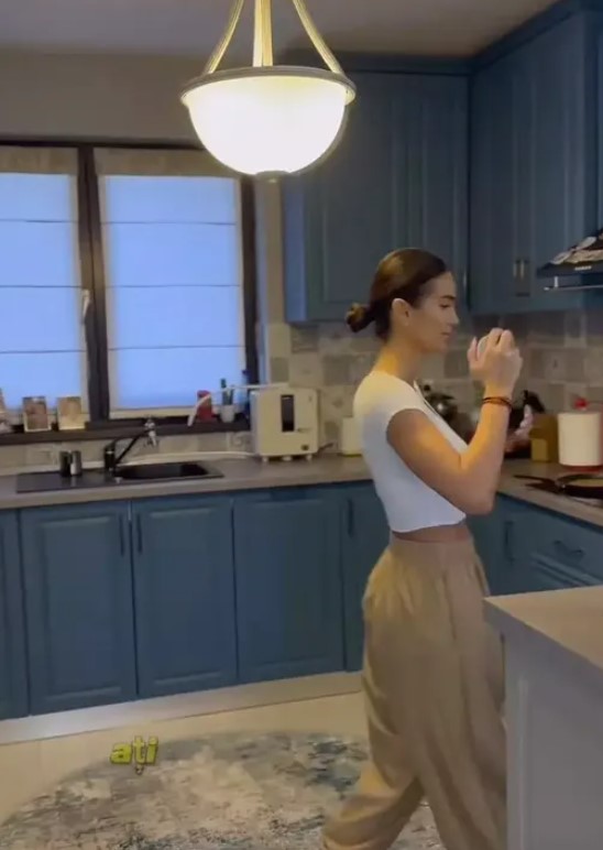 Imagini din casa în care locuiește Geanina Ilieș. Prezentatoarea TV are o vilă ca-n filme