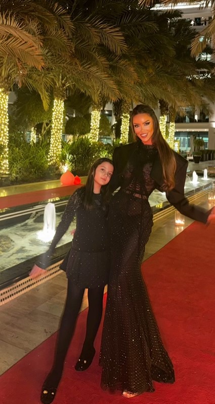 Claudia Pătrășcanu reacționează după ce s-a spus că a petrecut Revelionul cu Bianca Drăgușanu și Gabi Bădălău. Se aflau toți trei în Dubai