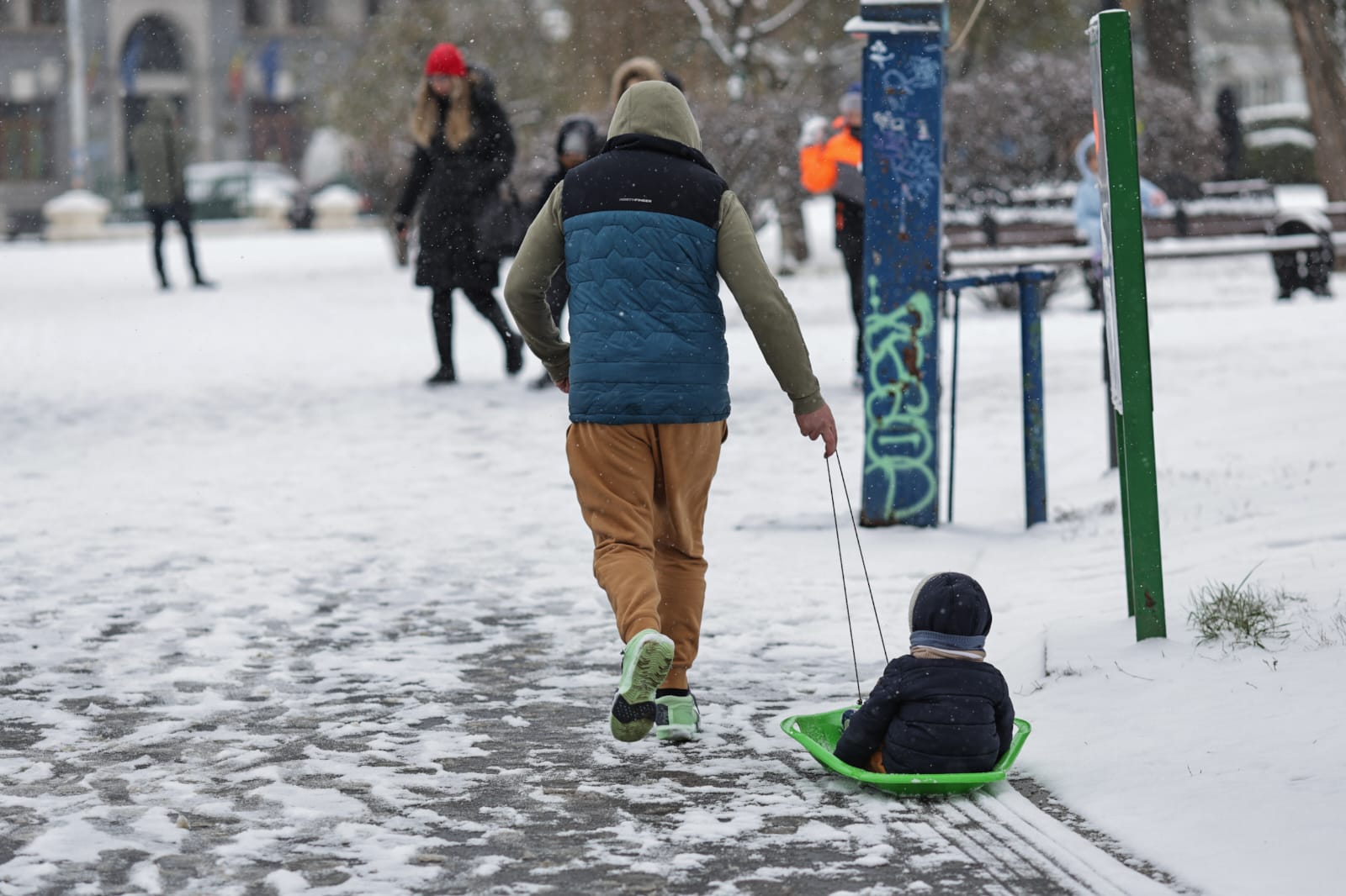 Cum arată Bucureștiul după prima ninsoare din această iarnă
