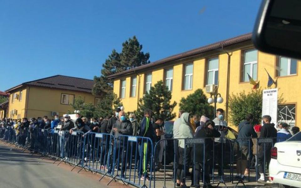 Două alegeri organizate în pandemie, mobilizare complet diferită. Cozi în septembrie, secții goale în decembrie