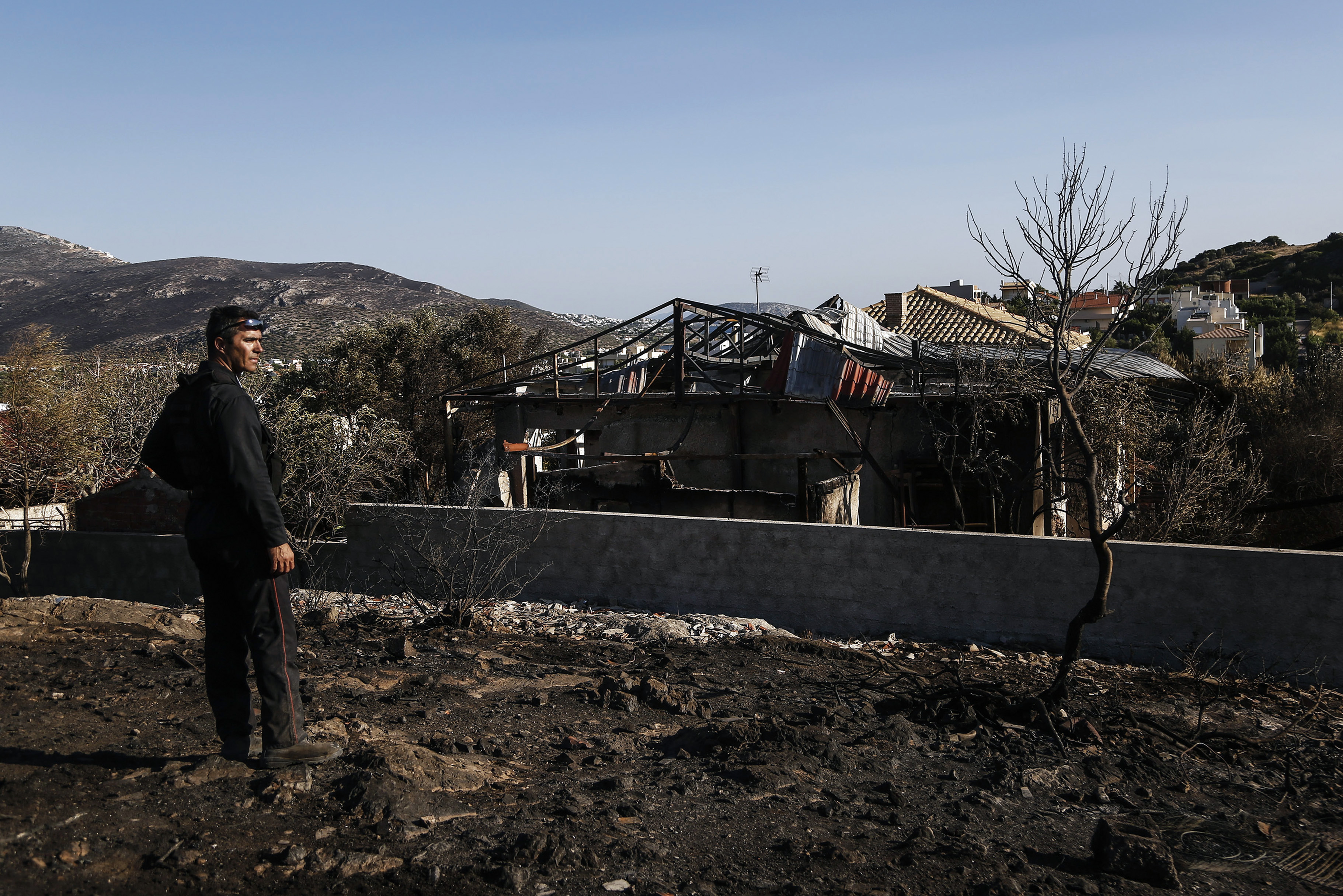 FOTO | Un incendiu puternic de vegetație a izbucnit în apropiere de Atena. Trei pompieri, răniți când se luptau cu flăcările