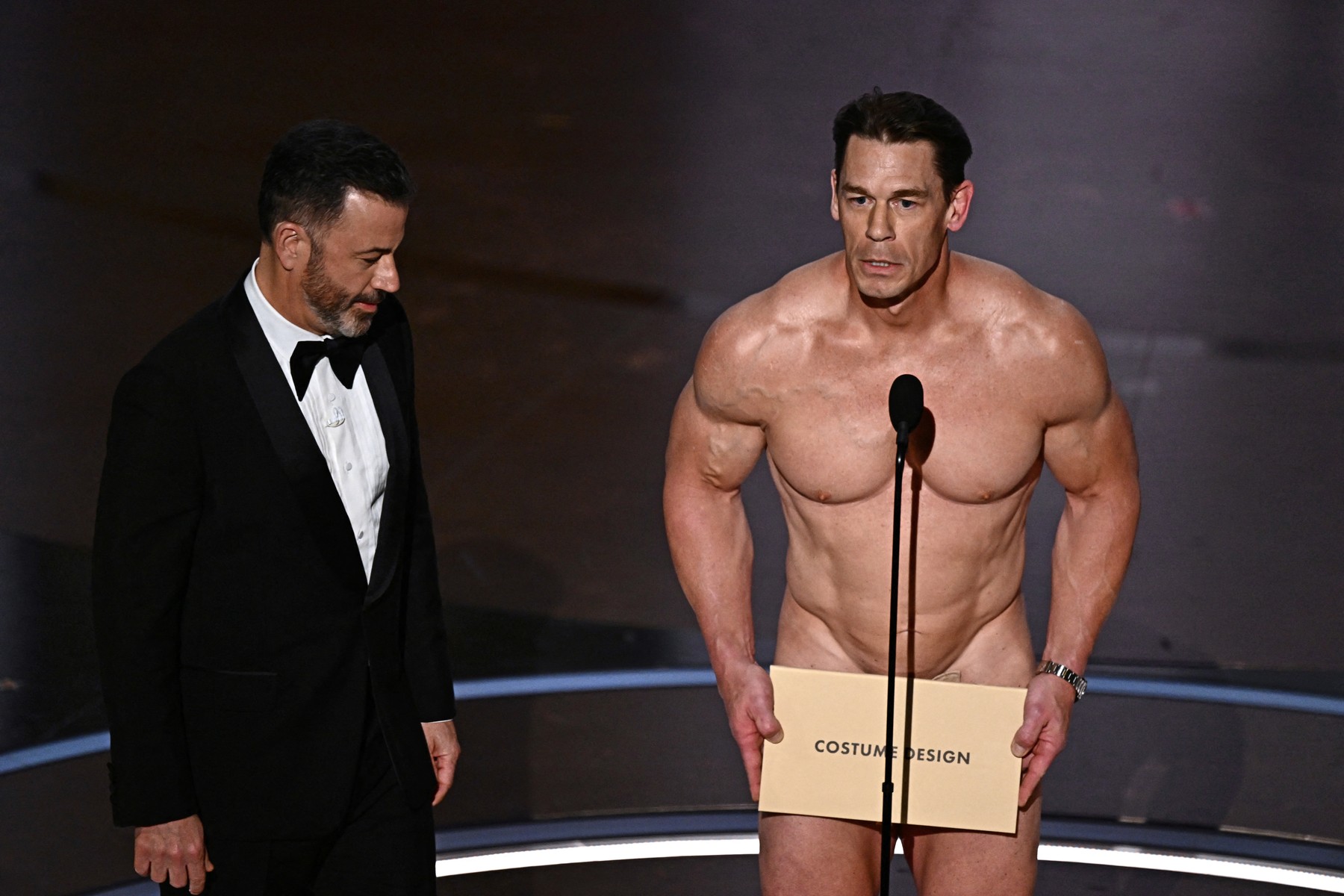 John Cena a apărut complet dezbrăcat pe scena de la Premiile Oscar 2024. Și-a acoperit zona intimă cu un plic | VIDEO