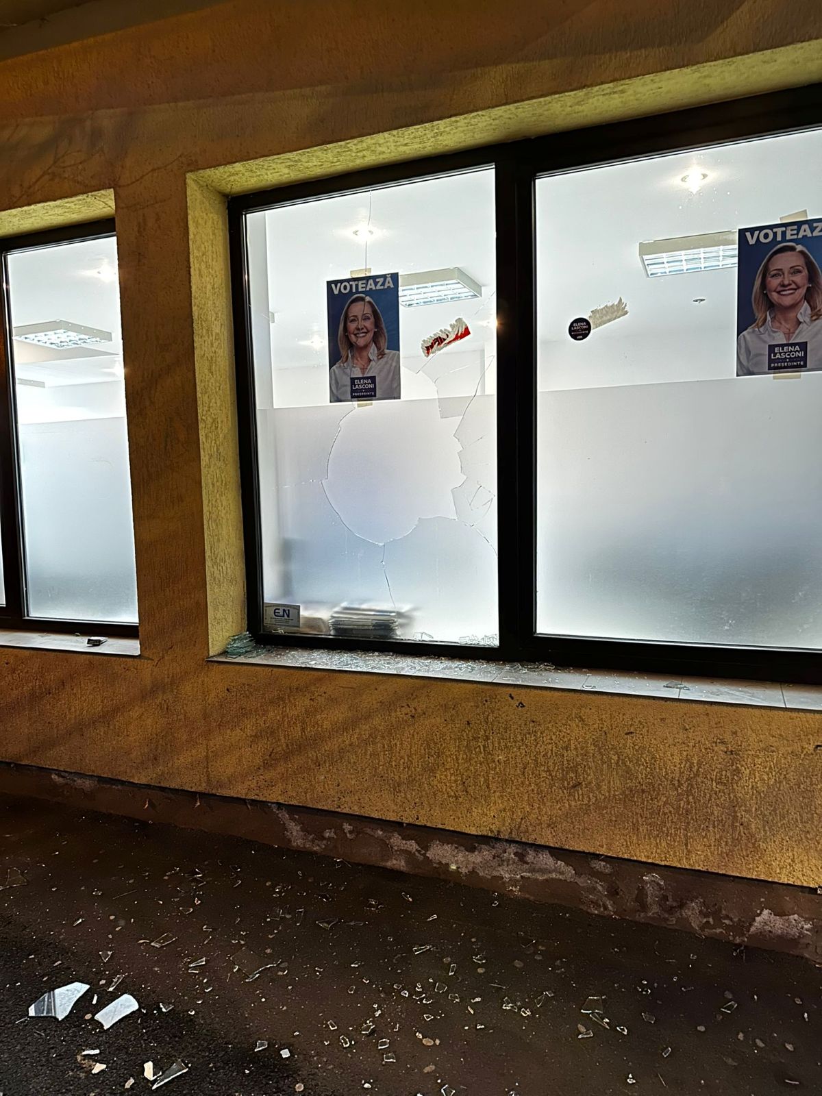 Sediul de campanie al USR Maramureș, vandalizat. Candele la intrare, poliția face cercetări