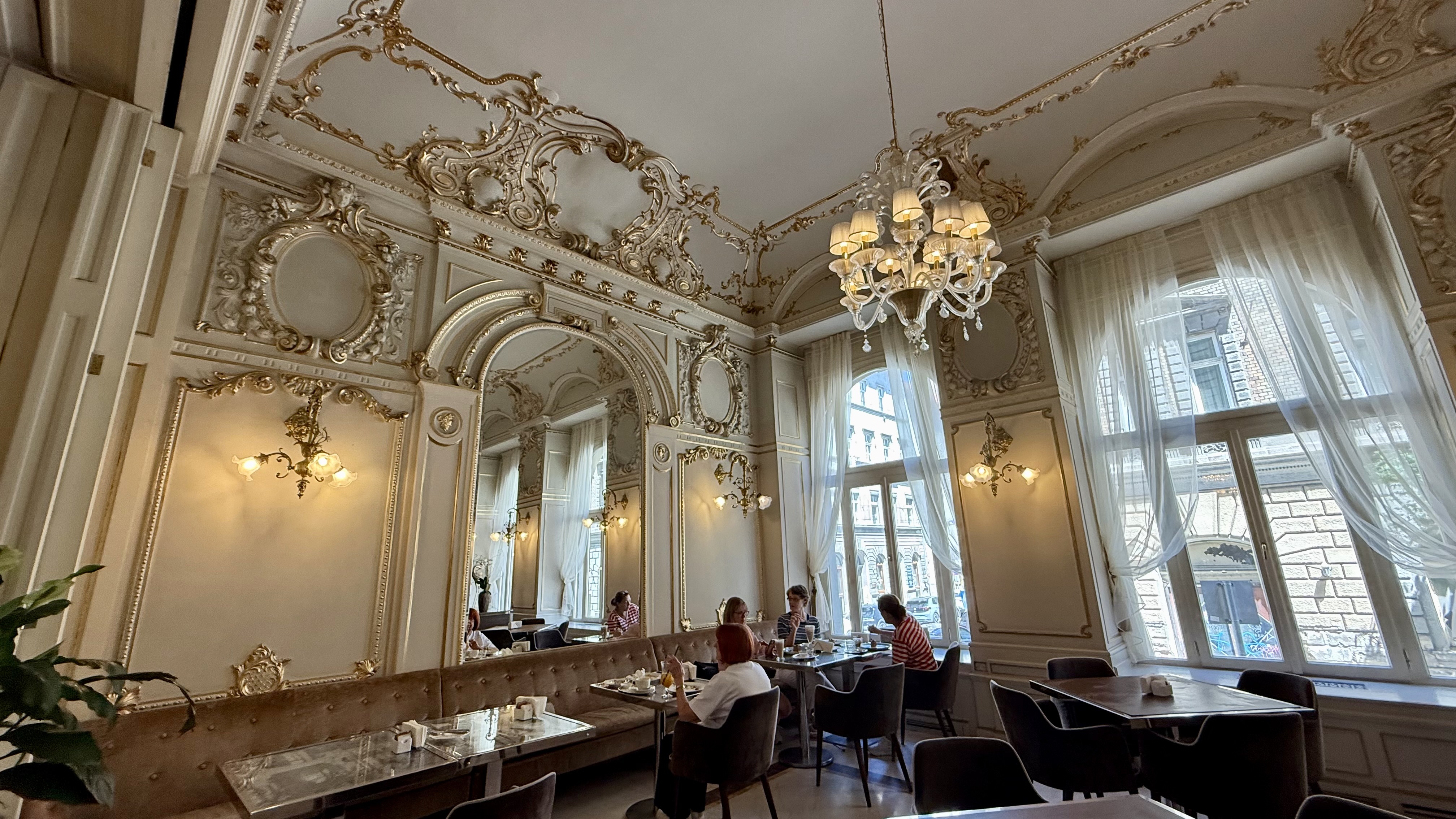 Cafeneaua unde turiștii stau și o oră la coadă. Este considerată cea mai frumoasă din lume și are prețuri pe măsură