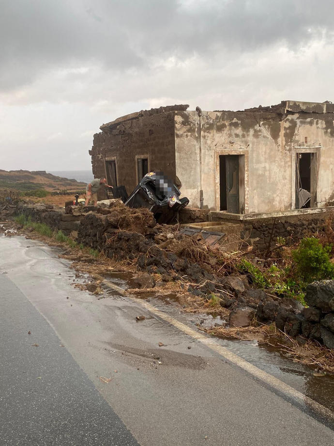 O tornadă a lovit insula Pantelleria din sudul Italiei: Cel puțin două persoane au murit