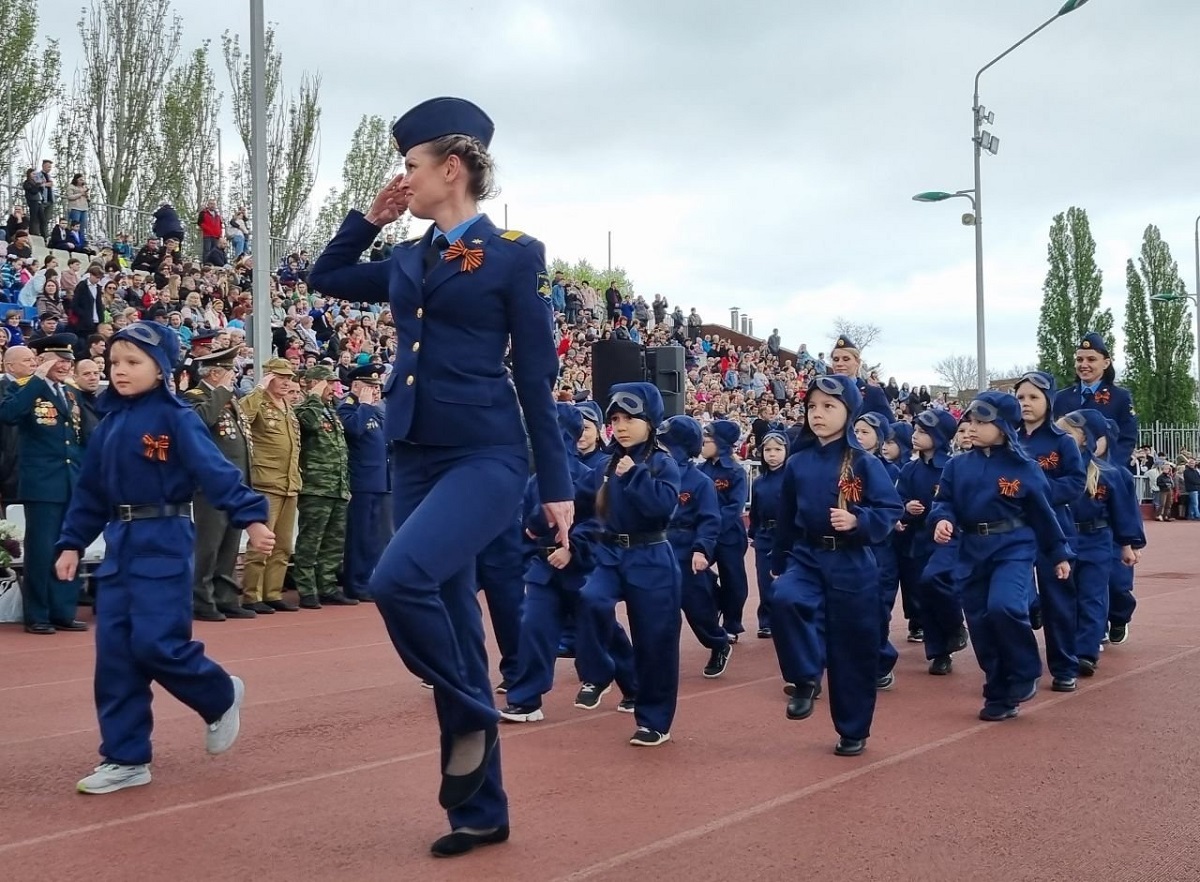Paradă militară a grădinițelor, pe un stadion dintr-un oraș rusesc din apropierea Ucrainei, pe coasta Mării Azov