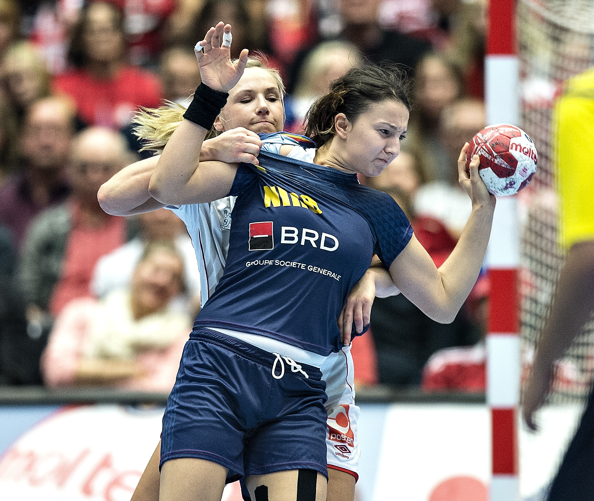 ”Secundul” Costică Buceschi, după înfrângerea dramatică din semifinalele CM de handbal, 33-35 cu Norvegia, după prelungiri: ”Fetele mi-au spus că puteam juca până dimineață! Victoria lor a fost întâmplătoare!”. Goalkeeperul Paula Ungureanu: ”Sunt supărată, dar și foarte mândră de echipa noastră! Nordicele n-au fost mai bune ca noi”. TOATE REACȚIILE: presă, antrenori, jucătoare. ”Ca în rollercoaster”! / FOTO&VIDEO