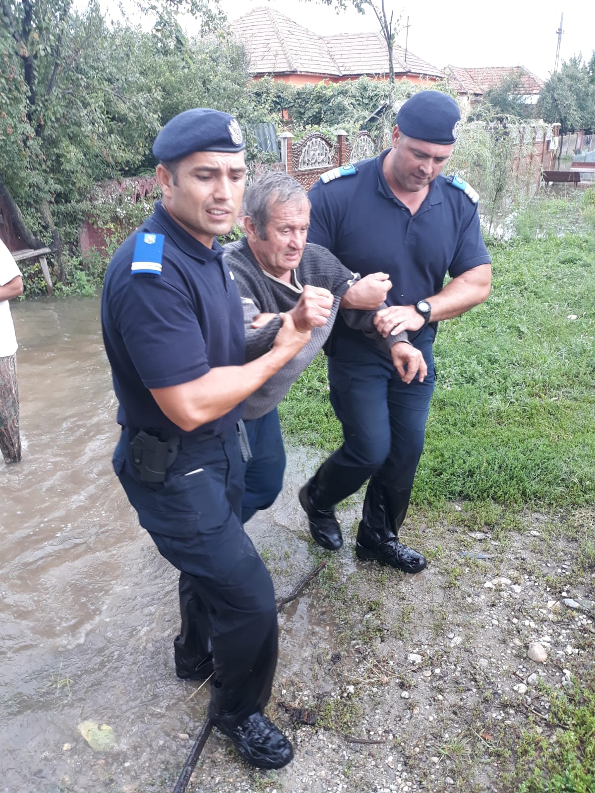 Aproape 70 de oameni au fost evacuați de jandarmi din case în Băbeni, Vâlcea. Râul Bistrița a ieșit din matcă / FOTO