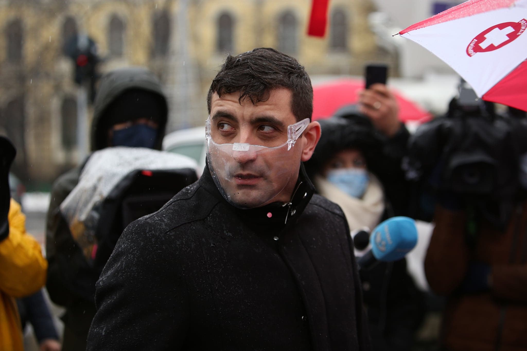 Liderul AUR, George Simion, prezent la mitingul Sanitas din Piața Victoriei: „Am venit să-i ascult. Nimeni de la Guvern nu a binevoit să o facă”