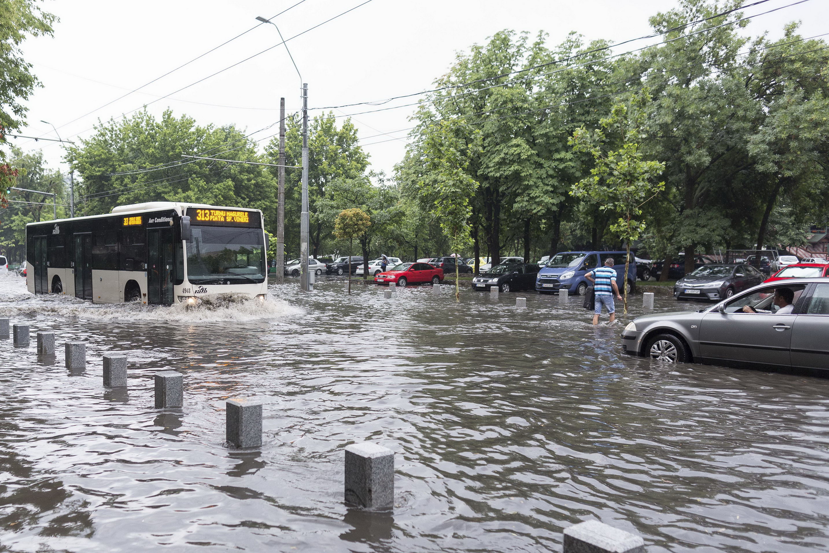 Situația străzilor afectate din București. Ploaia torențială de joi dimineață a inundat Capitala