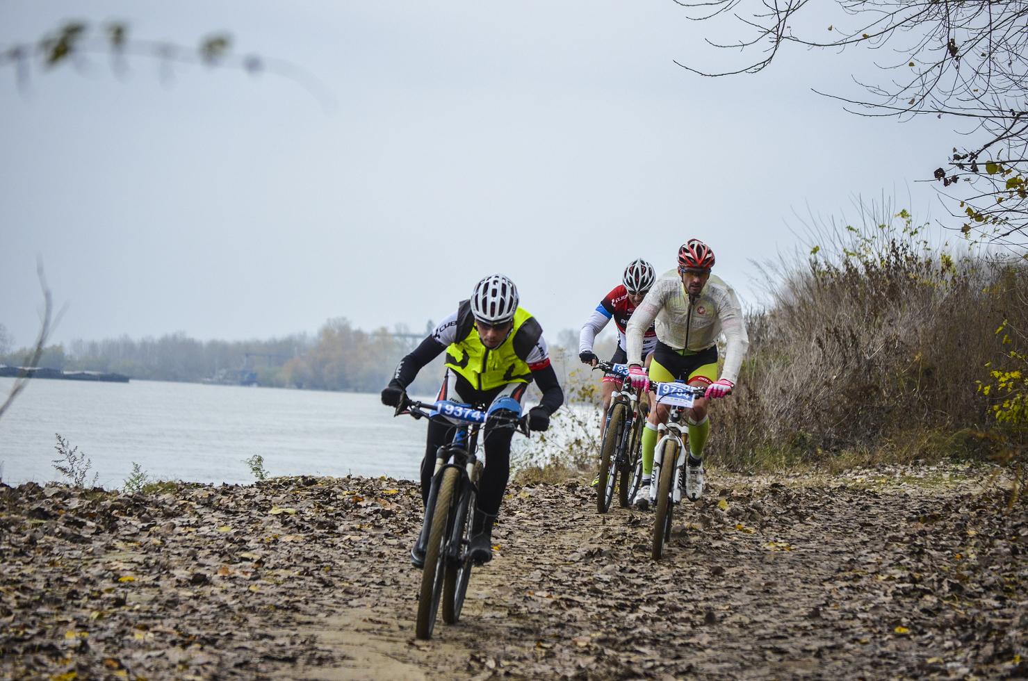 O tură cu bicicleta pe malul fluviului, la Maratonul Dunării / GALERIE FOTO