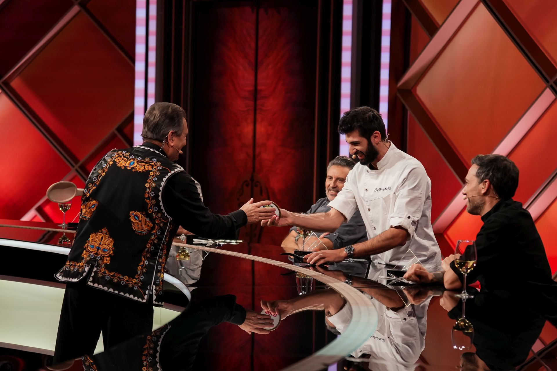 Alexia Eram și Aris i-au impresionat pe jurații de la „Chefi la cuțite” cu rețeta Andreei Esca. Chef Richard Abou Zaki a câștigat amuleta