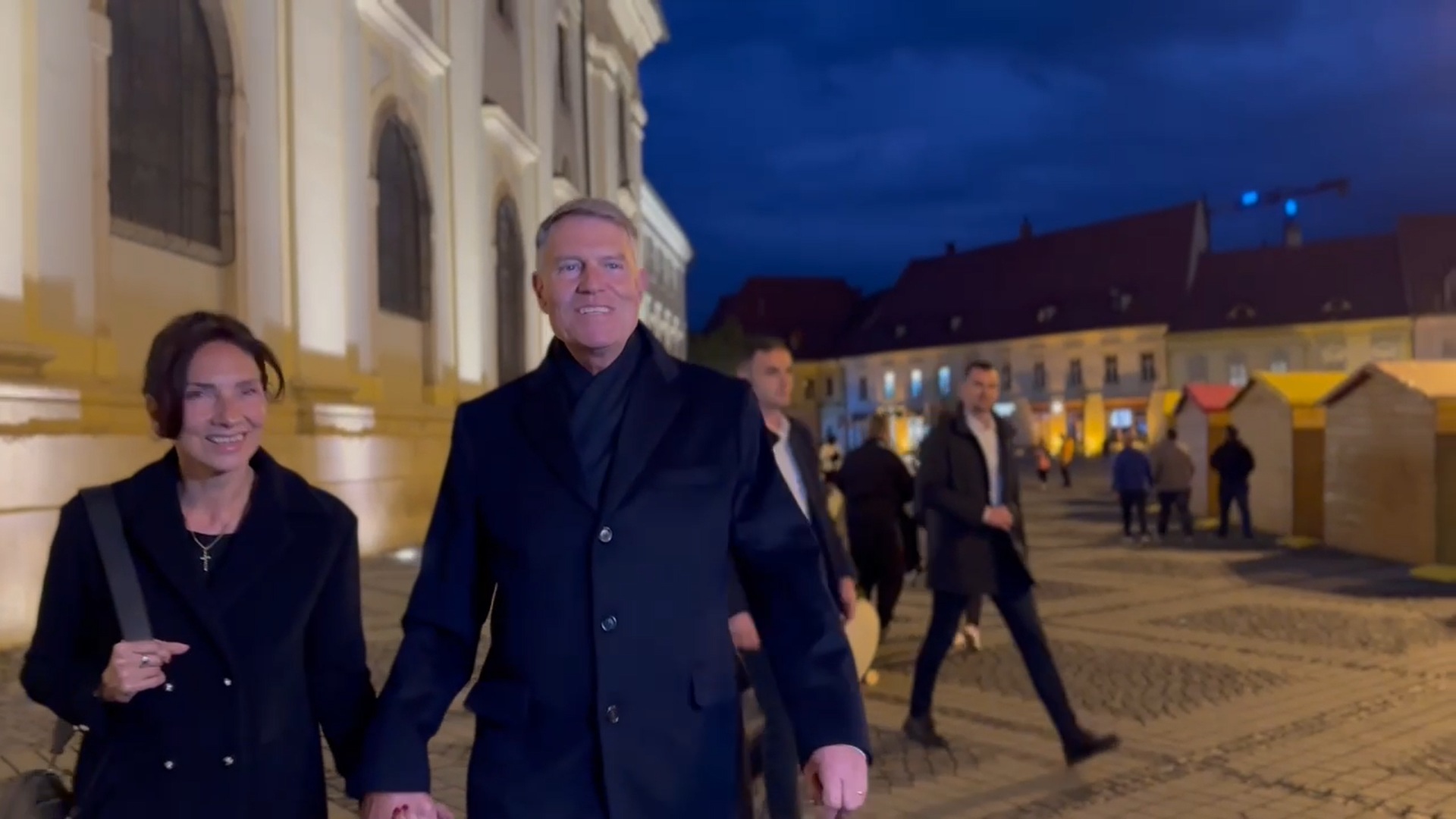 Klaus Iohannis a râs și a refuzat să dialogheze cu presa de Paște, la Sibiu, la două luni după demisia din funcția de președinte