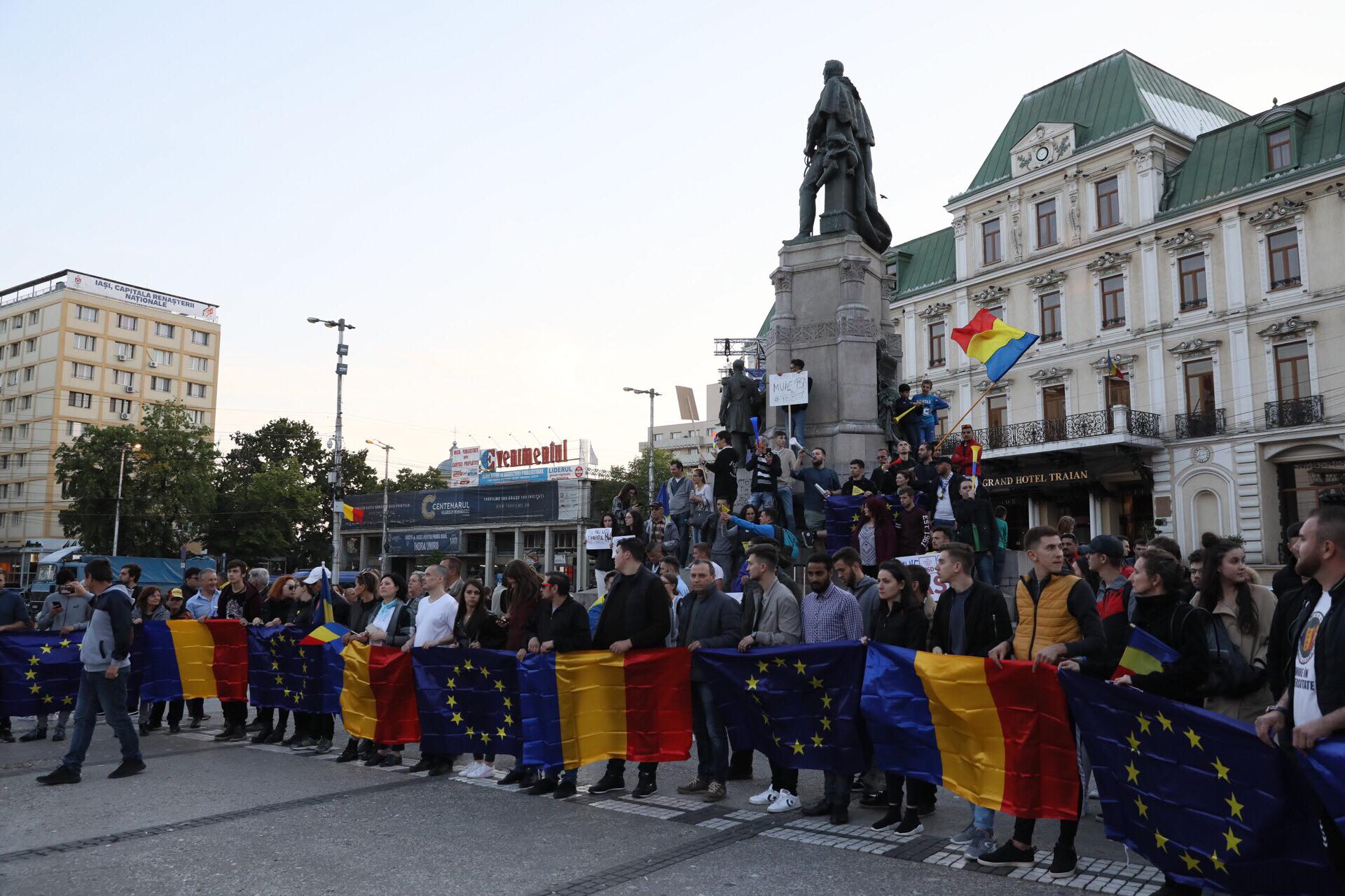 GALERIE FOTO | Mitingul de la Iași în imagini. Cum s-au comportat, joi, cele două tabere pro și anti PSD