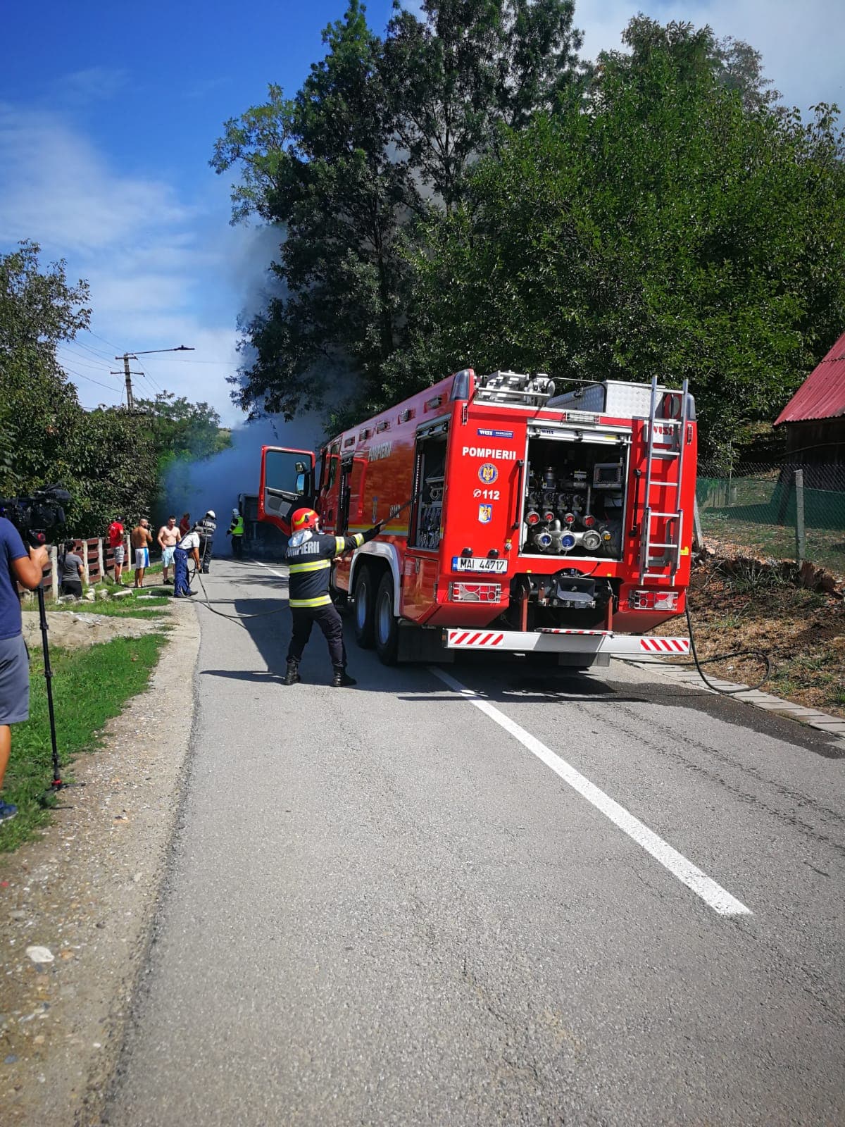 Un autobuz a luat foc în mers, în Bistrița. „Oamenii s-au salvat spărgând geamurile. Ușile se blocaseră”