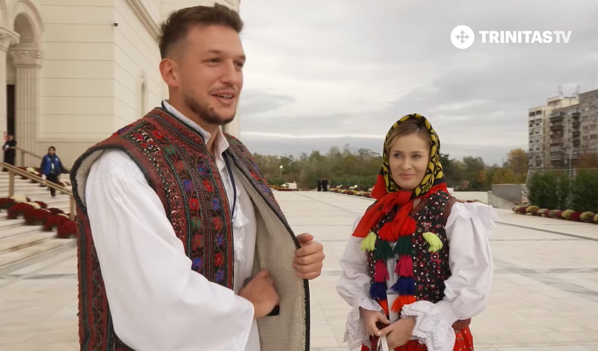 Cerere în căsătorie la Catedrala Națională. Cine sunt Măriuca și David, tinerii în costume populare care s-au logodit după slujbă