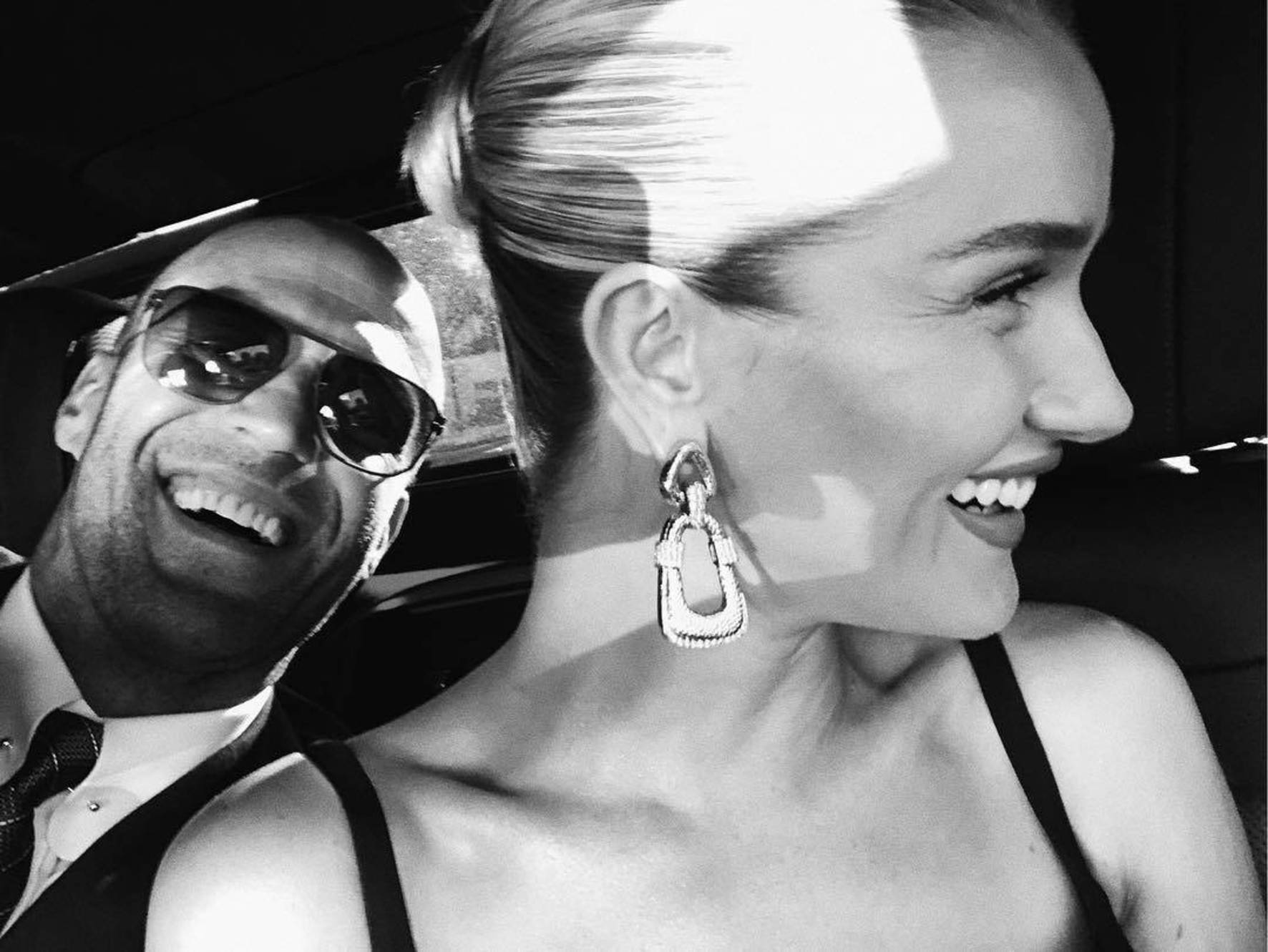 FOTO | Rosie Huntington-Witheley se căsătorește cu actorul Jason Statham. Face nunta chiar de Revelion